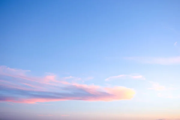 Gün batımında gökyüzü. Bulutlu mavi ve pembe gökyüzü