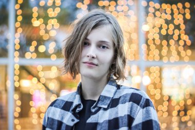 Arka planda Bokeh ile birlikte genç bir kadının portresini kapat.