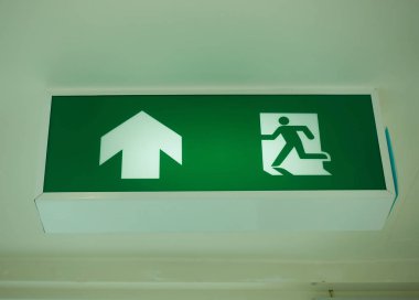 Binada, acil yangın çıkışından Office yangın çıkış işareti.