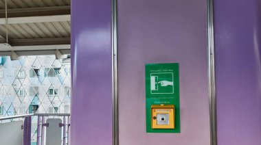 Acil durum treni Durdur düğmesini acil durumda bangkok tren istasyonunda treni durdurmak için hazırlanıyor.