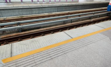 Satır gökyüzü tren, Bangkok, Tayland, Thailand, sarı işareti dikkat geçmez.