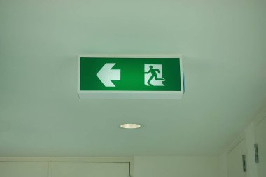 Binada, acil yangın çıkışından Office yangın çıkış işareti.