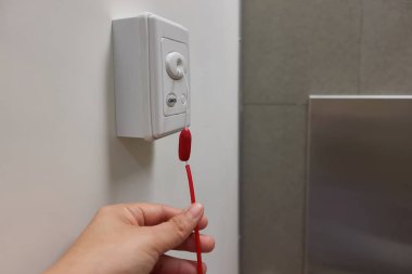 Kırmızı acil arama anahtarı arama hemşire hasta duş odasında kurtarmak için çekme.  