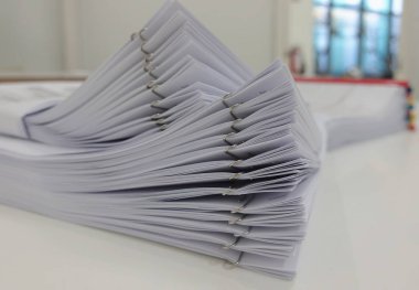 Ofis odası iç arka plan bulanık masa üzerinde iş raporu yığını.