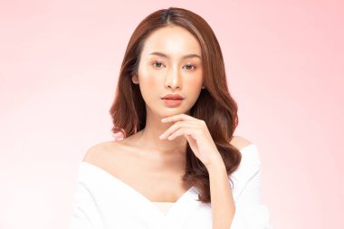 Güzel Asyalı kadın, temiz ve taze tenli, bornoz tebessümü, mutluluk ve neşe, olumlu duygusal, beyaz arka planda soyutlanmış, güzellik kozmetiği ve kaplıca konsepti.