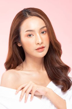 Güzel Asyalı kadın, temiz ve taze tenli, bornoz tebessümü, mutluluk ve neşe, olumlu duygusal, beyaz arka planda soyutlanmış, güzellik kozmetiği ve kaplıca konsepti.