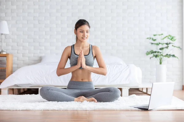 Wanita India Asia Berlatih Yoga Lotus Berpose Kursus Online Rumah — Stok Foto