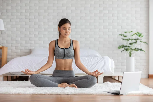 Wanita Asia Yang Menarik Perhatian Seperti Laptop Mempraktikkan Lotus Yoga — Stok Foto