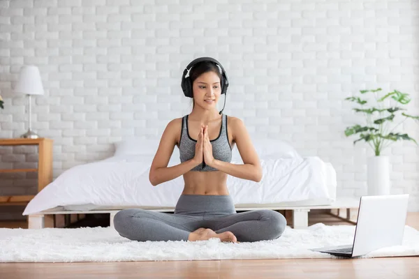 Wanita India Asia Mengenakan Headset Yoga Teratai Berpose Kursus Online — Stok Foto