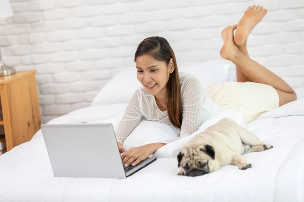 Mujer Joven Asiática Cama Wiith Dog Usando Ordenador Portátil Para — Foto de Stock