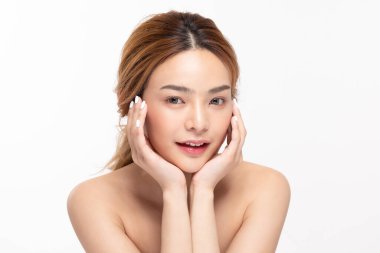 Güzel Asyalı genç bir kadın yumuşak yanaklı gülüşüne dokunuyor taze tenli mutlu ve neşeli, olumlu duygusal, beyaz arka planda soyutlanmış, Güzellik Kozmetik ve Yüz Bakımı Konsepti