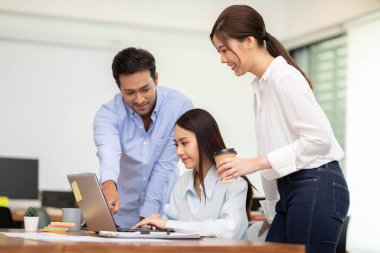 Bir grup genç Girişim çalışanı ofiste fikir ve pazarlama, Girişim Çeşitliliği Beyin Fırtınası Konsepti oluşturmak için birlikte çalışıyor.