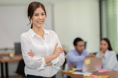 Asyalı iş kadını liderleri gülümseme ve ortak çalışma alanı, İş Kuruluşu Konseptine güven 