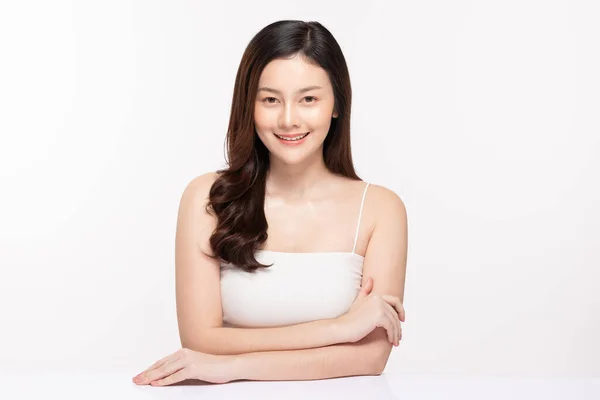 Hermosa Mujer Asiática Mirando Sonrisa Cámara Con Piel Limpia Fresca —  Fotos de Stock