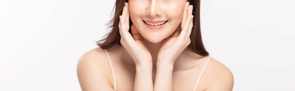 きれいな肌と新鮮な肌で柔らかい頬の笑顔に触れる美しいアジアの女性のバナー幸福と明るいです白の背景に肯定的な感情を持ちます 美容化粧品とスパフェイシャルトリートメントコンセプト — ストック写真