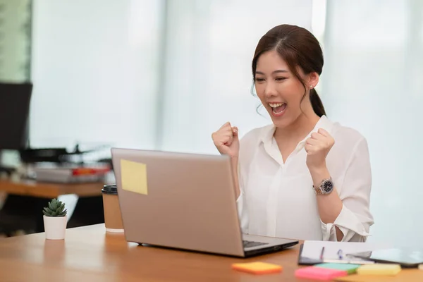 Wanita Bisnis Asia Yang Bahagia Melihat Laptop Dan Merayakan Kesuksesan — Stok Foto