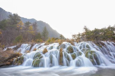 Jiuzhaigou 'da güzel bir şelale manzarası var Jiuzhai Vadisi Ulusal Parkı, sonbahar sezonu 