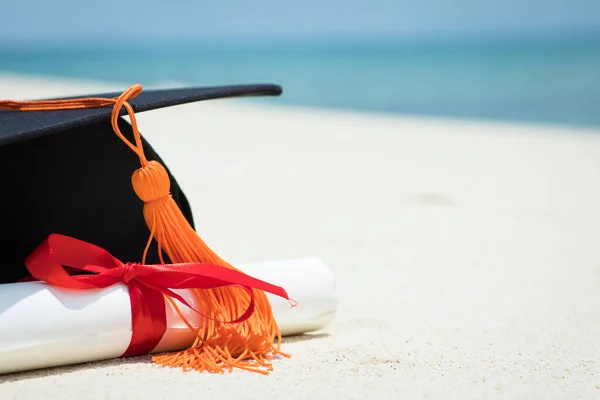 Primer Plano Gorra Graduación Certificado Playa Con Hermoso Mar Verano — Foto de Stock