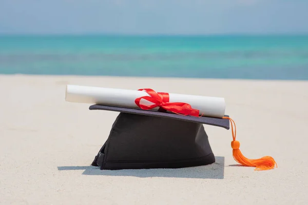 Καπέλο Αποφοίτησης Και Πιστοποιητικό Στην Παραλία Όμορφη Θάλασσα Καλοκαίρι Εκπαίδευση — Φωτογραφία Αρχείου