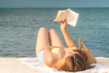 Güzel, çekici Asyalı kadın sahilde gülümseyen ve yaz tatillerinde dinlenen bikinili kadın Tayland 'daki Tropik Ada' da dinlenen kadın, yaz tatili konsepti.