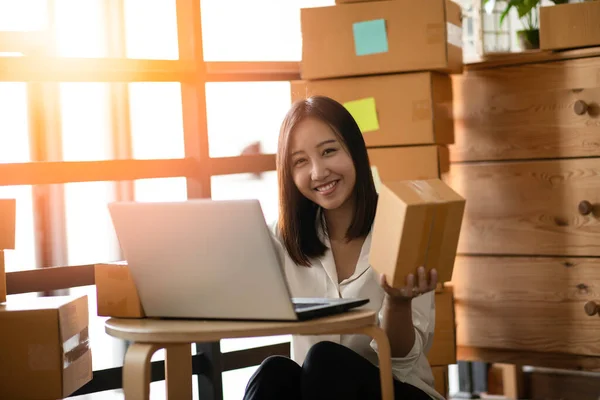 Pengusaha Wanita Asia Muda Bekerja Dengan Laptop Untuk Belanja Online — Stok Foto