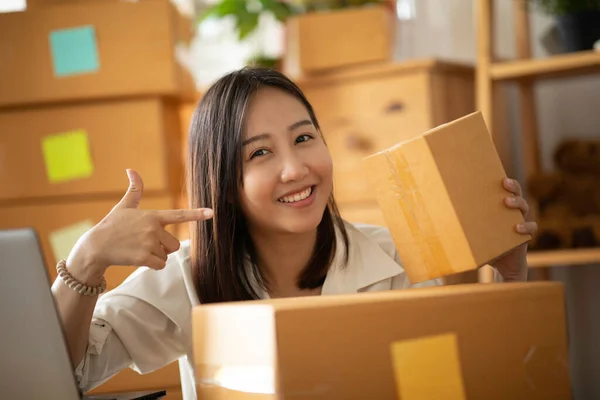 Empresario Pymes Mujeres Jóvenes Asia Que Trabajan Con Ordenador Portátil — Foto de Stock