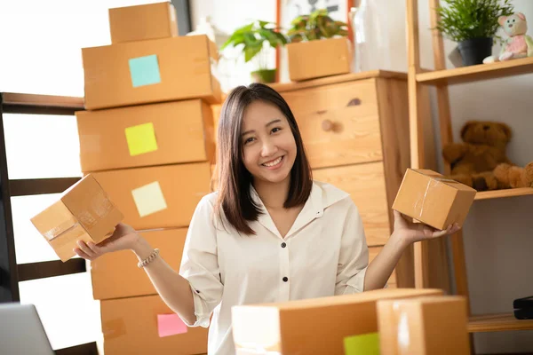 Empresario Pymes Mujeres Jóvenes Asia Que Trabajan Con Ordenador Portátil — Foto de Stock