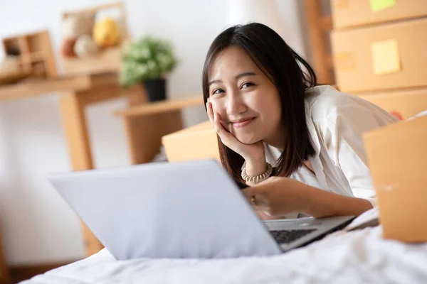 Sme Підприємець Молодих Азіатських Жінок Який Працює Ноутбуком Онлайн Магазинів — стокове фото