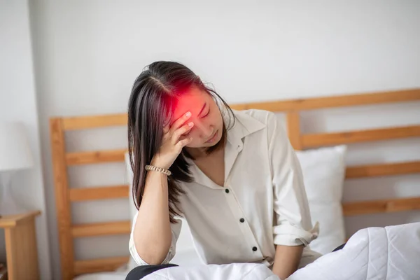 Asijská Mladá Žena Migrénu Bolest Hlavy Probuzení Ráno Zdravotní Koncepce — Stock fotografie