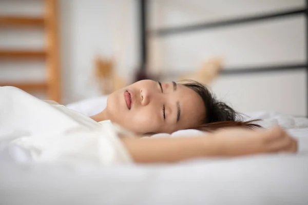 Mooie Aantrekkelijke Aziatische Vrouw Dragen Pyjama Slapen Sluiten Haar Ogen — Stockfoto