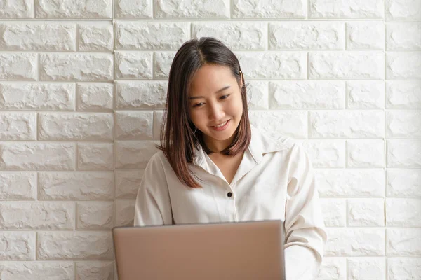Asiatisk Ung Kvinna Sitter Vardagsrummet Leende Och Använda Datorn Laptop — Stockfoto