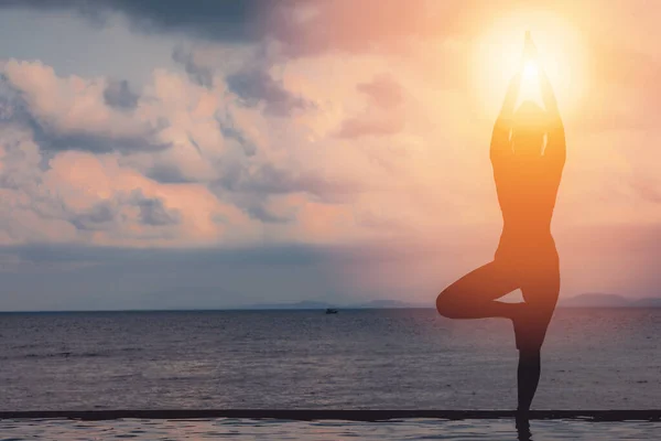 Silhouette Sportliche Frau Übt Yoga Lotus Pose Zur Meditation Sommerurlaub — Stockfoto
