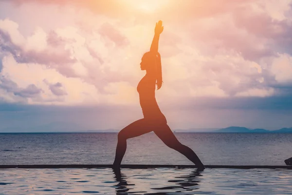 Silhouette Sportliche Frau Praktiziert Yoga Kriegerin Eine Pose Zur Meditation — Stockfoto