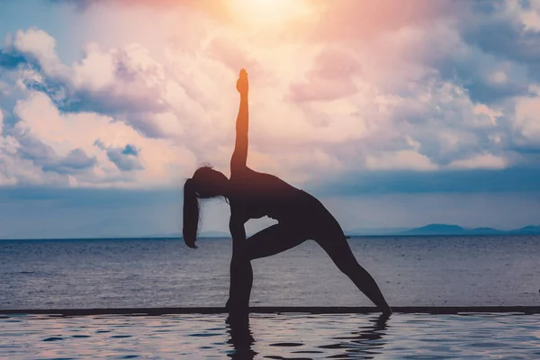 Silhouette Frau Üben Yoga Dreieck Pose Zur Meditation Sommerurlaub Pool — Stockfoto