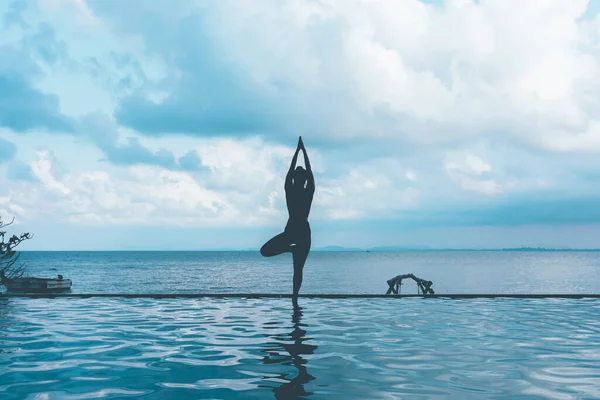 Silhouette Frau Üben Yoga Lotus Pose Zur Meditation Sommerurlaub Pool — Stockfoto