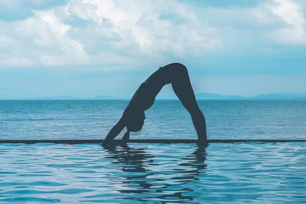 Silhouette Frau Praxis Yoga Downward Facing Hund Oder Yoga Adho — Stockfoto