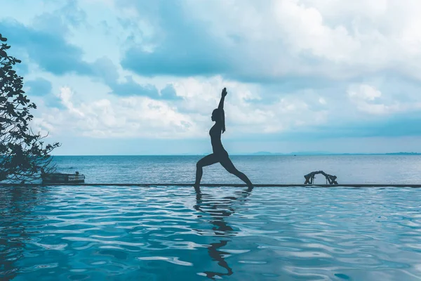 Silhouette Frau Üben Yoga Krieger Eine Pose Zur Meditation Sommerurlaub — Stockfoto