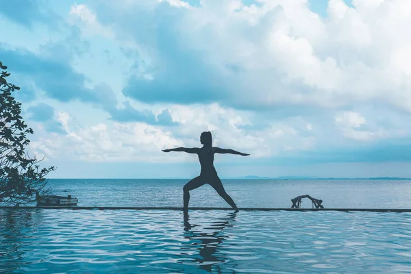 Silhueta Mulher Praticar Ioga Guerreiro Uma Pose Para Meditação Férias — Fotografia de Stock