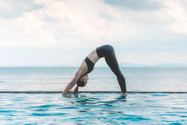 Frauen Praktizieren Yoga Downward Facing Hund Oder Yoga Adho Mukha — Stockfoto