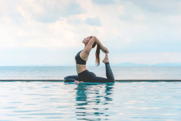 Urlaub Der Attraktiven Asiatin Die Sich Yoga Königstauben Pose Pool — Stockfoto