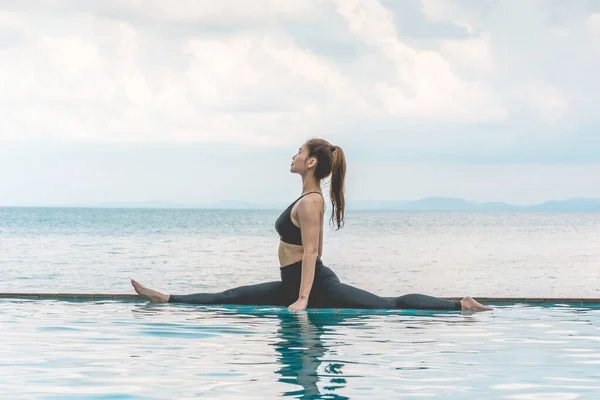 Asiatische Junge Frau Praktiziert Yoga Monkey God Pose Oder Yoga — Stockfoto