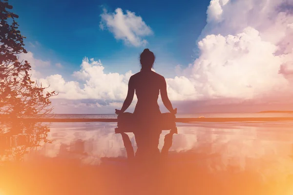 Silhouette Sportliche Frau Übt Yoga Lotus Pose Zur Meditation Sommerurlaub — Stockfoto