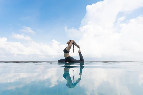 Urlaub Der Attraktiven Asiatin Die Sich Yoga Königstauben Pose Pool — Stockfoto