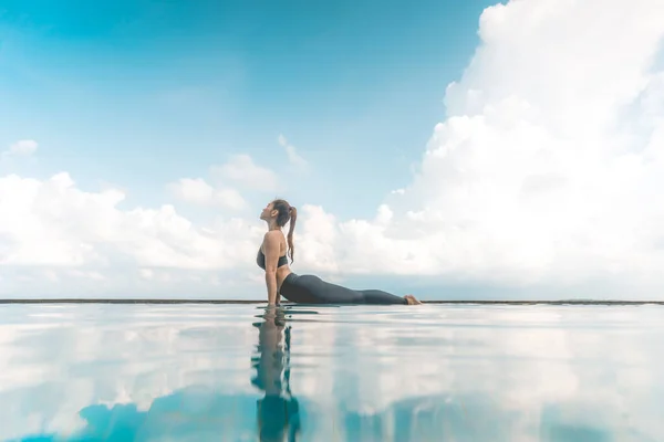 매혹적 아시아 여성의 휴가는 수영장에서 아름다운 아침에 코브라 아름다운 휴일에 — 스톡 사진