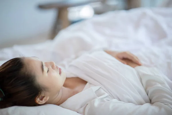 งเอเช สวยงาม สวมช ดนอน นอนหล ดตา นอน และฝ นหวานบนเต ยงในห — ภาพถ่ายสต็อก