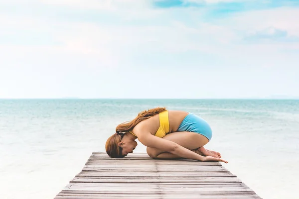 Urlaub Asiatischer Frauen Beim Entspannen Yoga Child Pose Stretching Übungen — Stockfoto