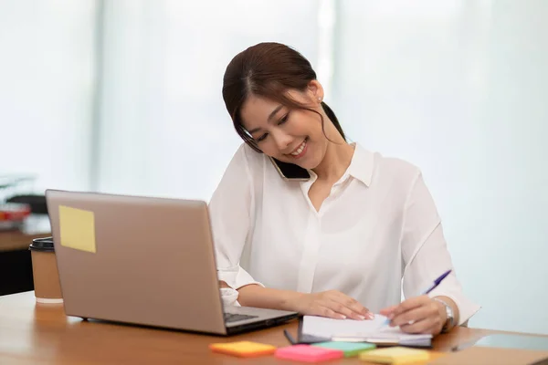 Wanita Bisnis Asia Yang Bahagia Berbicara Dengan Pelanggan Telepon Genggam — Stok Foto