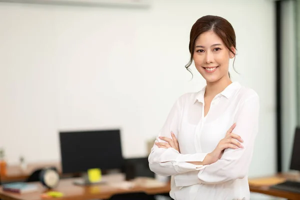 Mujeres Negocios Asiáticas Líder Pie Sonrisa Cruz Brazo Confianza Espacio —  Fotos de Stock