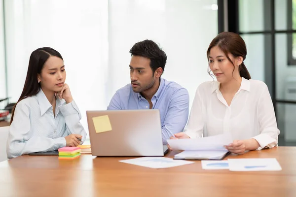 Grupo Jovens Colegas Startup Trabalhando Juntos Para Obter Ideias Marketing — Fotografia de Stock