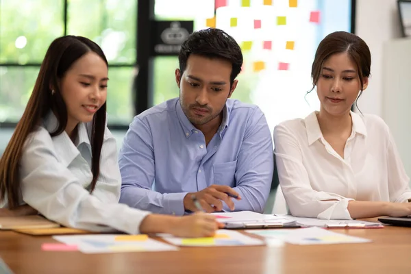 Grupo Jovens Colegas Startup Trabalhando Juntos Para Obter Ideias Marketing — Fotografia de Stock